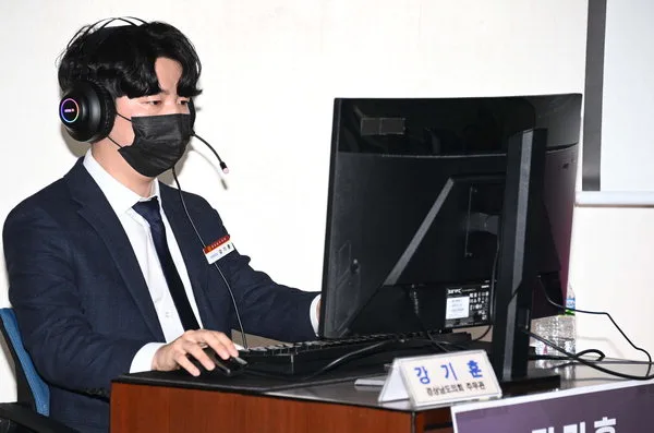 ▲ 2일 경남도의회에서 e스포츠 토론회 식전 행사로 스타크래프트 경기를 마련했다. 프로게이머 출신 강기훈 경남도의회 속기사가 경기를 하고 있다. /김구연 기자 sajin@idomin.com